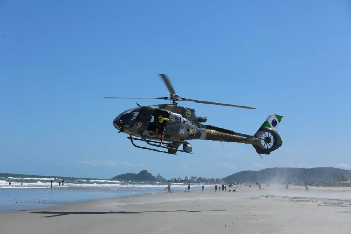 Polícia Militar orienta banhistas sobre como agir em pousos de
helicóptero na praia