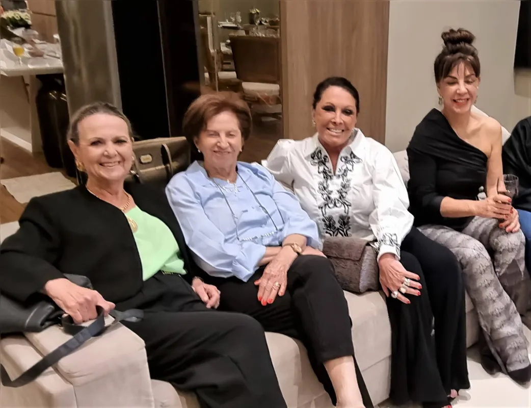 As professoras Maria Helena Kley e Sebastiana Aquino, Maria Aparecida Vieira e Regina Vieira.
