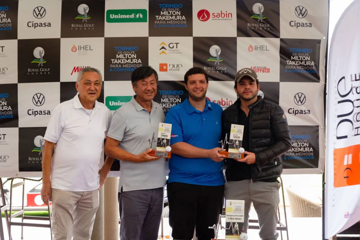 Os campeões do Torneio, best gross na categoria médicos Milton Ogawa, e best gross na categoria convidados Thiago Takemura,  com o anfitrião Luis Carlos Miguita e Felipe Takemura.