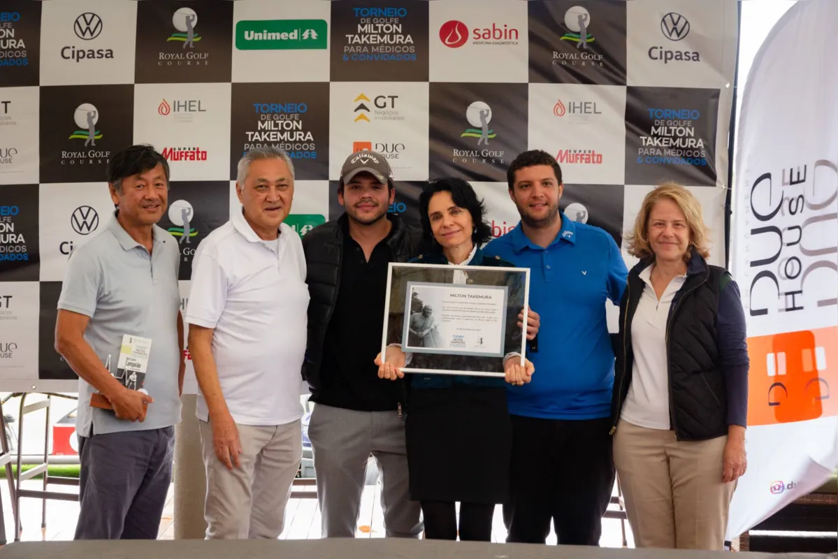 Durante a entrega da homenagem para a família de Milton Takemura, os diretores do Royal Golf Milton Ogawa e Dr Miguita com Nádia Takemura e filhos ao lado da capitã Vera Prando