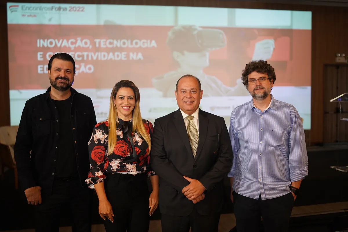 Superintendente do Grupo Folha de Londrina, Nicolás Mejía entre os painelistas Flávio Tavares, Silvana Rodrigues Quintilhano e Fernando Accorsi