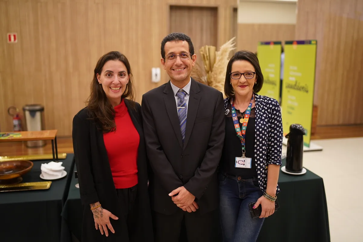 O jornalista Edson Ferreira, que conduziu o cerimonial, entre Camila Cardoso Lima e Daniela Sikorski