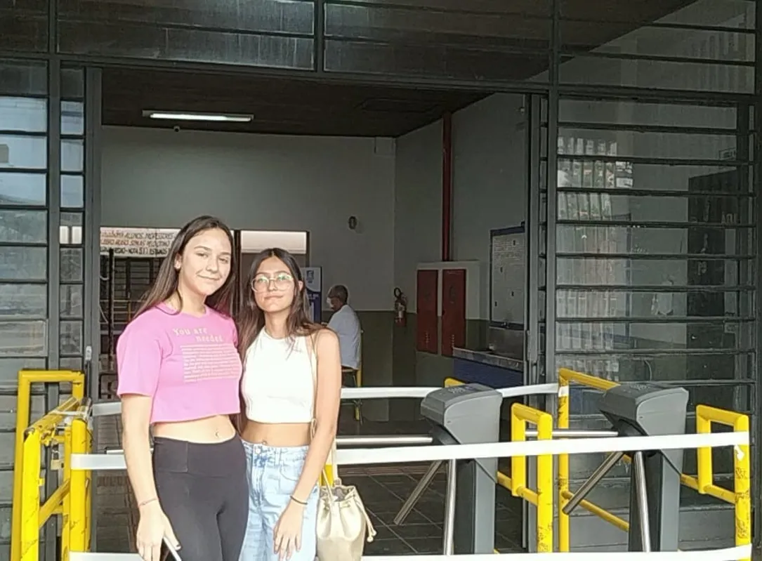 As amigas Maria Júlia Torezan e Maria Eduarda Assumpção acharam as difíceis as questões de matemática