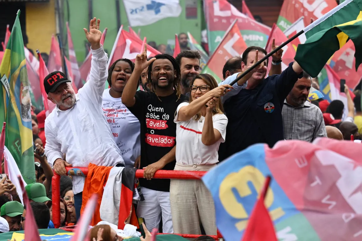 Carl de Souza/AFP

A amenização do vermelho durante as atividades da campanha é uma tentativa de transmitir ao eleitor a ideia de amplitude da candidatura lulista