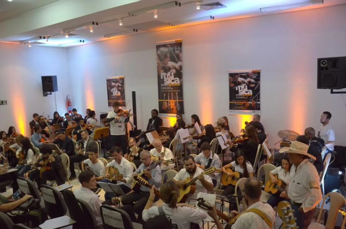 Crianças e jovens que participaram de uma oficina musical agora fazem uma série de concertos