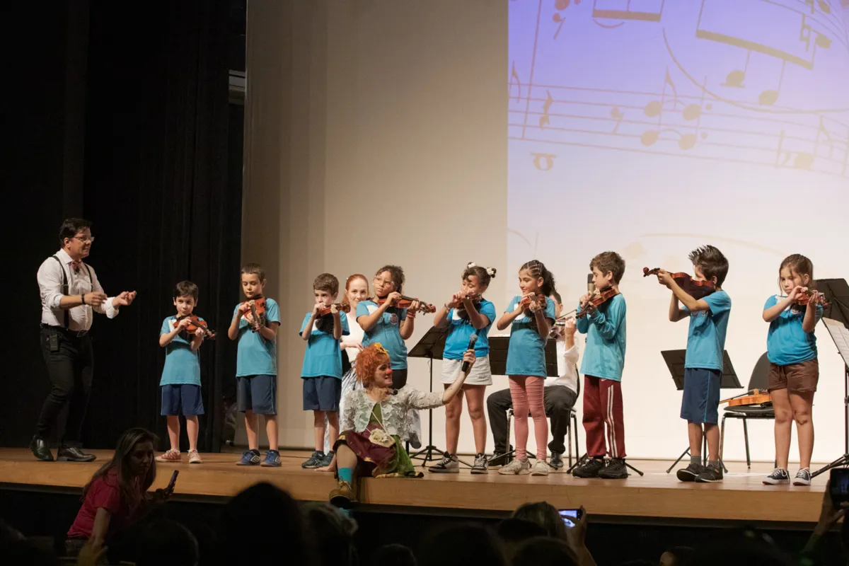 Alunos da Escola Municipal Arthur Thomas na apresentaçãoque contou com a participação da Palhaça Adelaide: formação musical desde a infância
