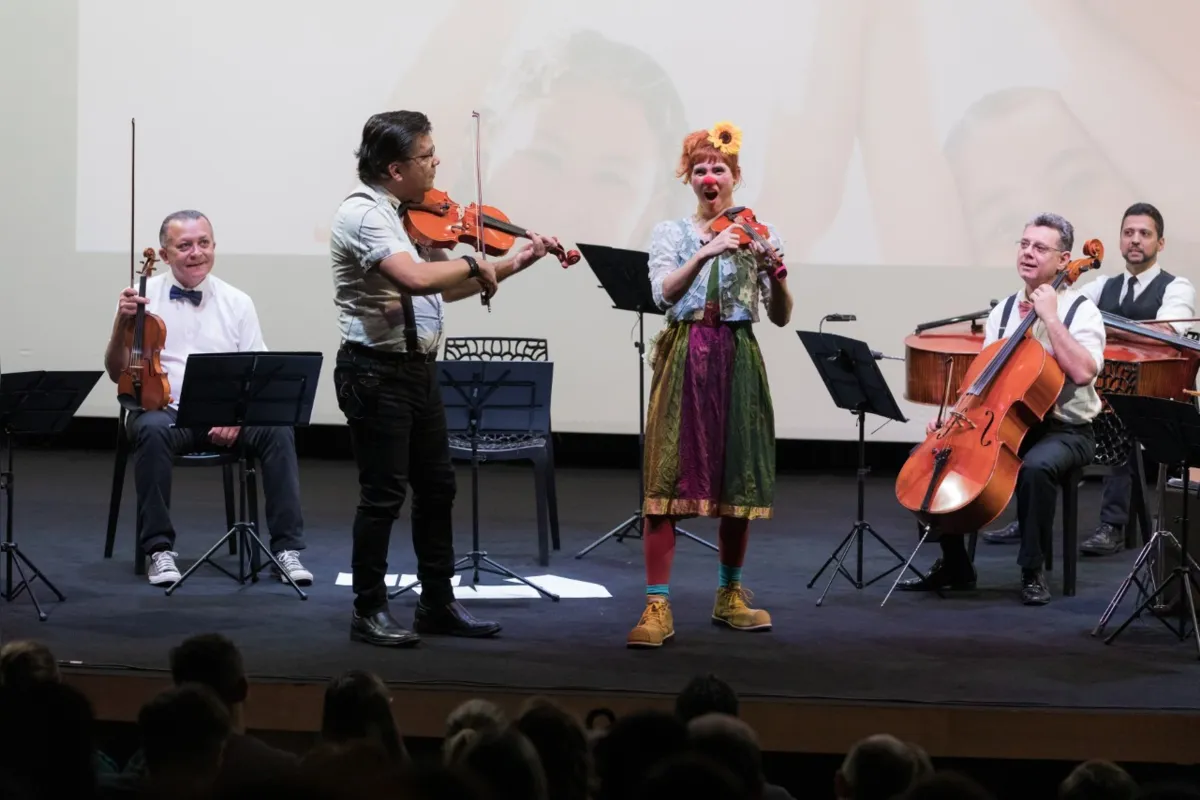 Espetáculo "O Mundo Mágico" conta  com a participação da palhaça Adelaide, personagem da atriz Juliana Galante