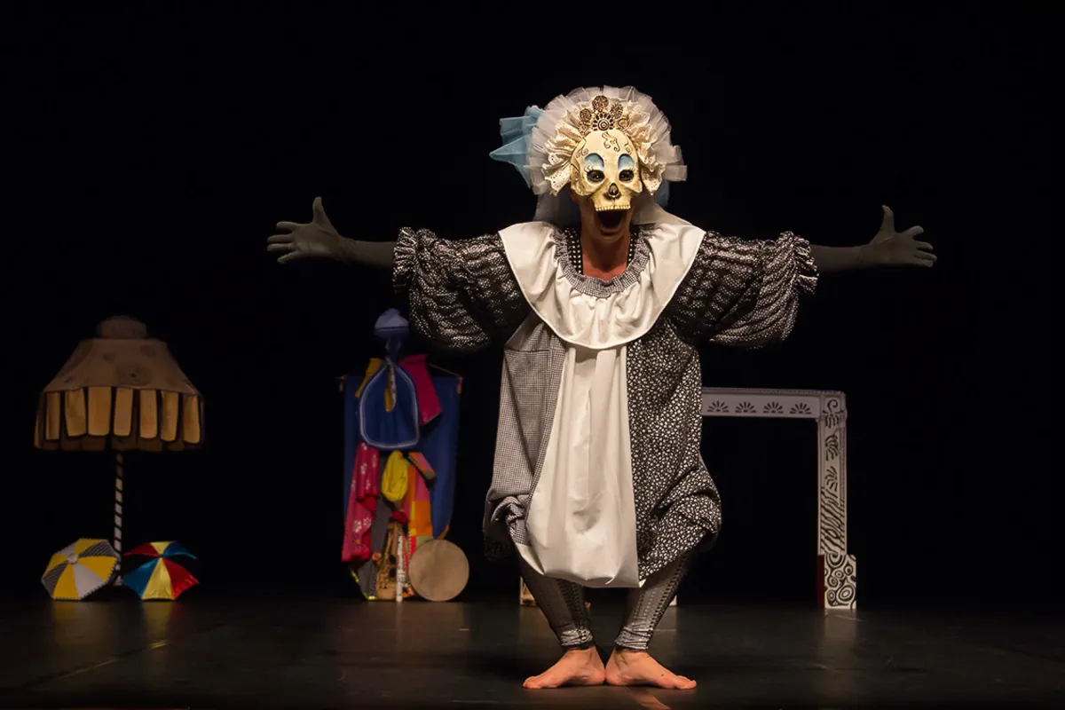 Ao som de marchinhas, frevos e fazendo jogos de palavras, os bailarinos  fazem um espetáculo divertido com esqueletinhos e bonecões