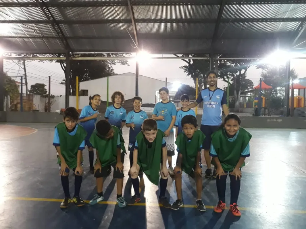 Alunos da Escola Municipal Dr. Joaquim Vicente de Castro, na região sul: futsal é oferecido às turmas do Fundamental no período noturno