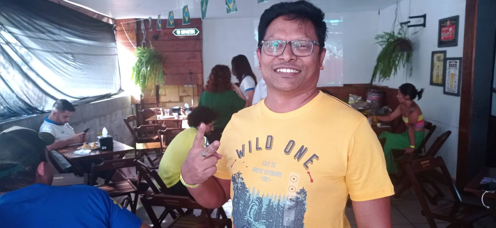O indiano Bairaboena Niranjan ficou empolgado enquanto assistia o jogo na rua Paranaguá.