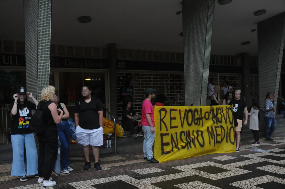 Estudantes secundaristas de Londrina se reuniram em frente ao Ouro Verde para pedir mudanças no novo ensino médio