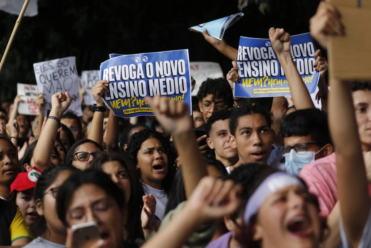 Estudantes secundaristas protestam pedindo a revogação do Novo Ensino Médio, na Avenida Paulista
