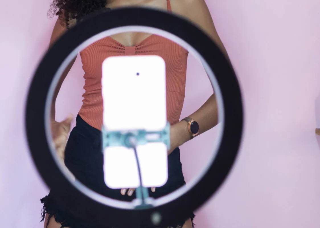 60% das pessoas que estão no Tik Tok têm 16 e 24 anos e recebem informções sobre dietas de pessoas não especializadas