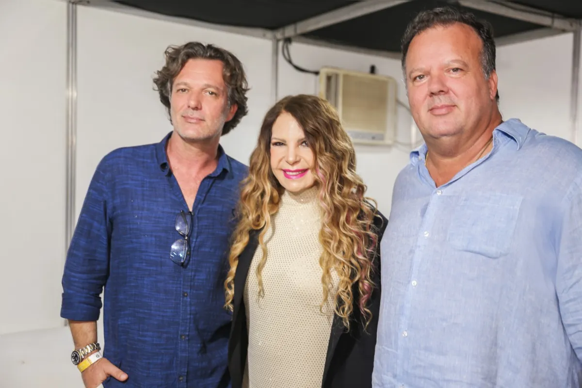 Elba Ramalho entre os anfitriões Patrick Ferro e Rodrigo Ferro
