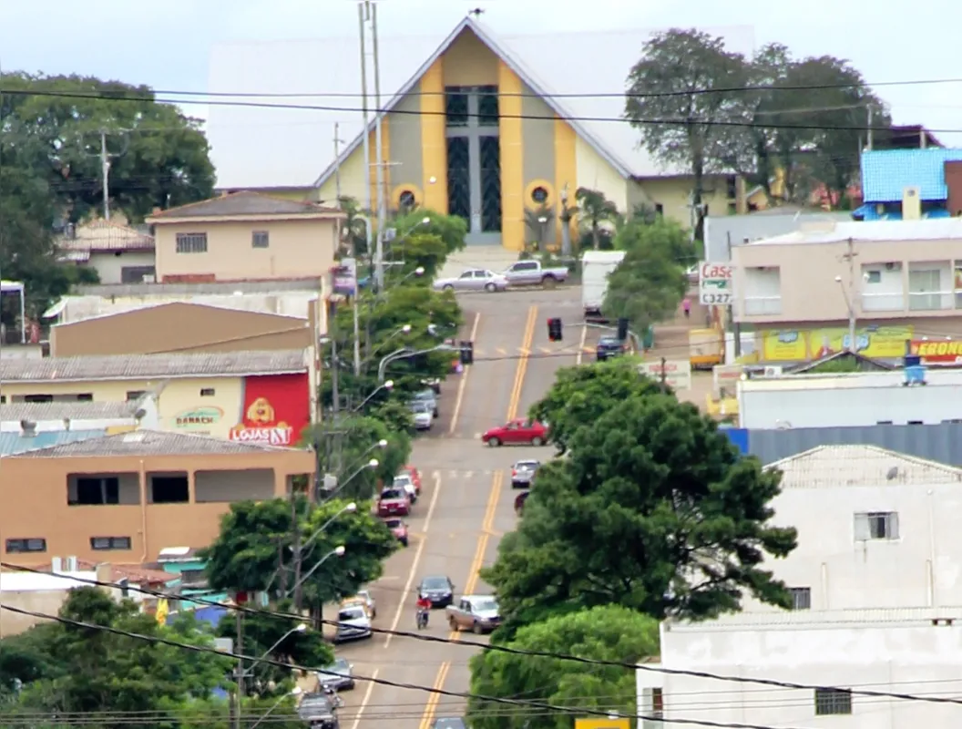 Em Ortigueira, nos Campos Gerais, a Justiça condenou a ex-prefeita e os ex-secretários municipais de Administração e de Obras e Transportes (gestão 2017-2020) por associação criminosa, crimes de responsabilidade e falsidade ideológica.