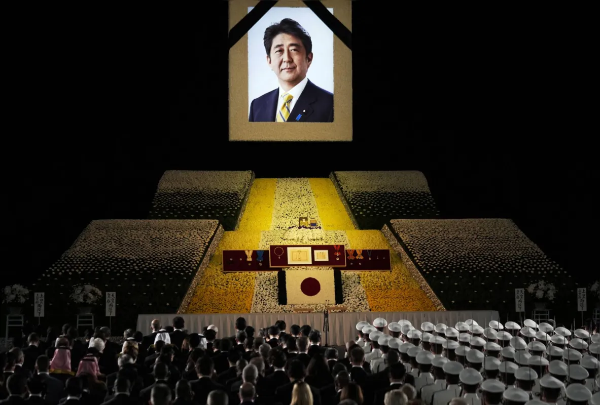 As cinzas de Abe chegaram ao estádio Budokan, no centro de Tóquio, ao som dos tiros e de uma banda militar