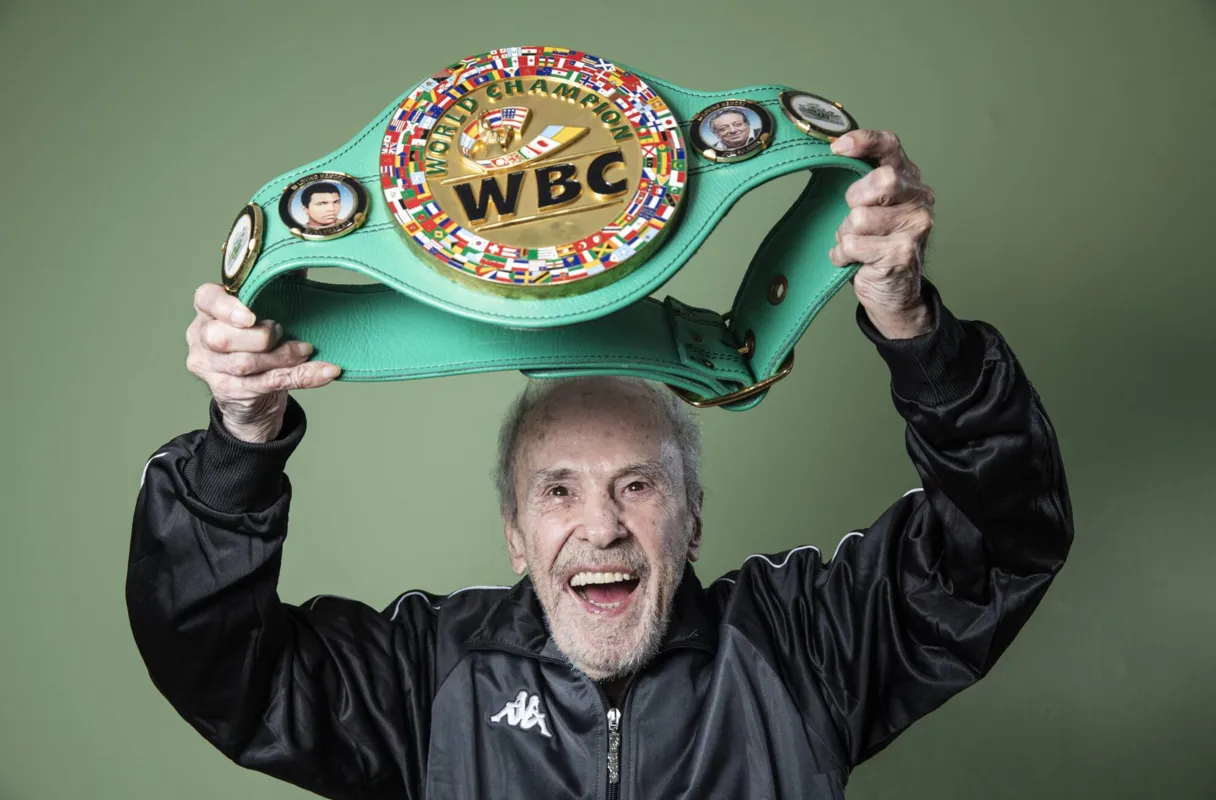 Imagem ilustrativa da imagem Ex-pugilista Éder Jofre, o "Galo de Ouro", morre aos 86 anos