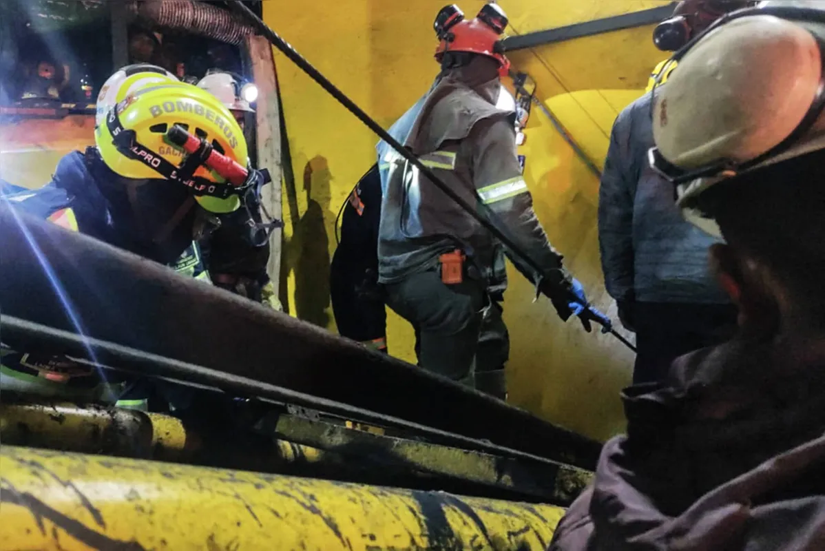 Bombeiros trabalham no resgate dos trabalhadores que estão presos da 900 metros de profundidade
