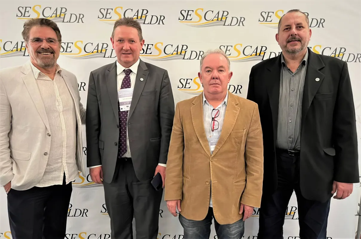 Romeu Demattè Júnior (Exactus Software), Laudelino Jochem (Presidente do CRC-PR), Paulo Caetano de Souza (P. Caetano Consultoria Contábil) e Gerson Borges de Macedo (Diretor Superintendente do CRC-PR).