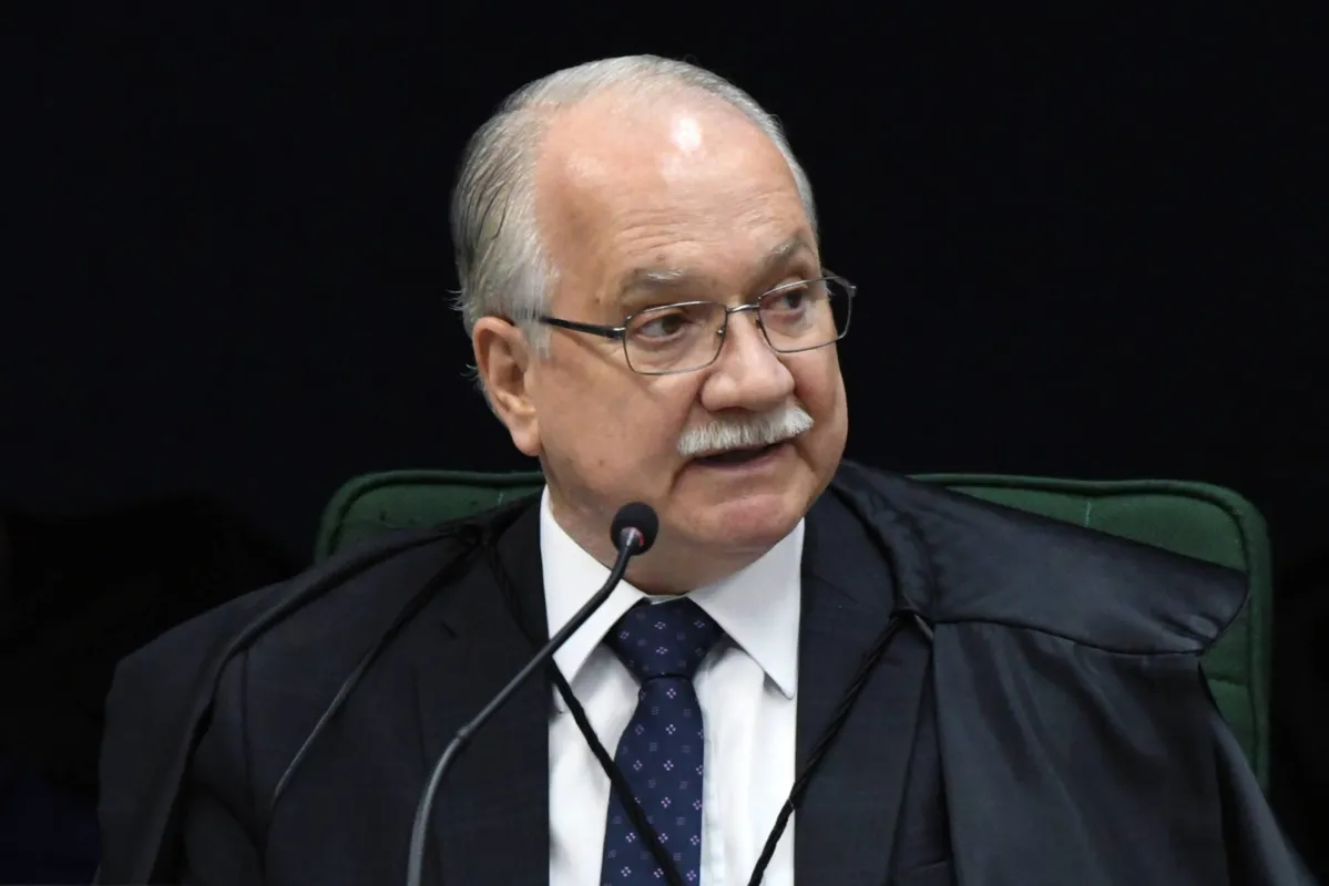 Imagem ilustrativa da imagem Fachin suspende decretos de Bolsonaro e restringe número de armas
