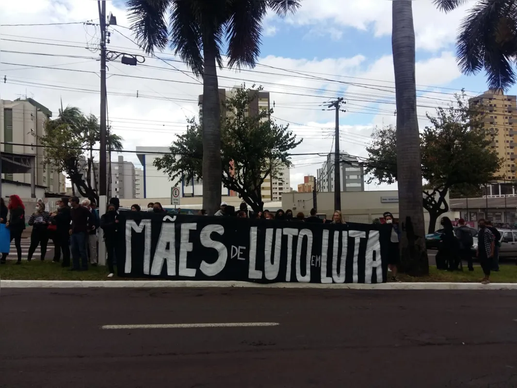 O ato, organizado pelo movimento “Justiça por Almas – Mães de Luto em Luta”, começou às 9 horas, com a concentração dos participantes no estacionamento do Zerão e caminhada até o Cemitério São Pedro
