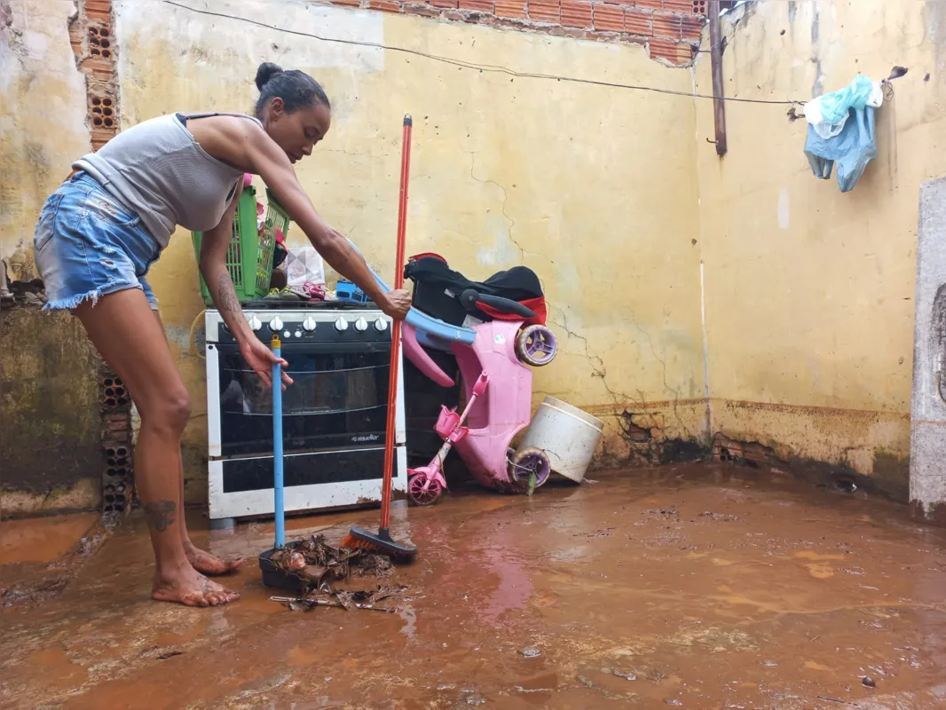 Deusane Alves estava com o marido, o irmão e a filha, de apenas três meses, quando a água inundou a casa