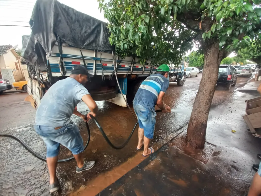 Caminhão pipa foi usado para lavar a rua e ajudar a tirar a lama dos imóveis