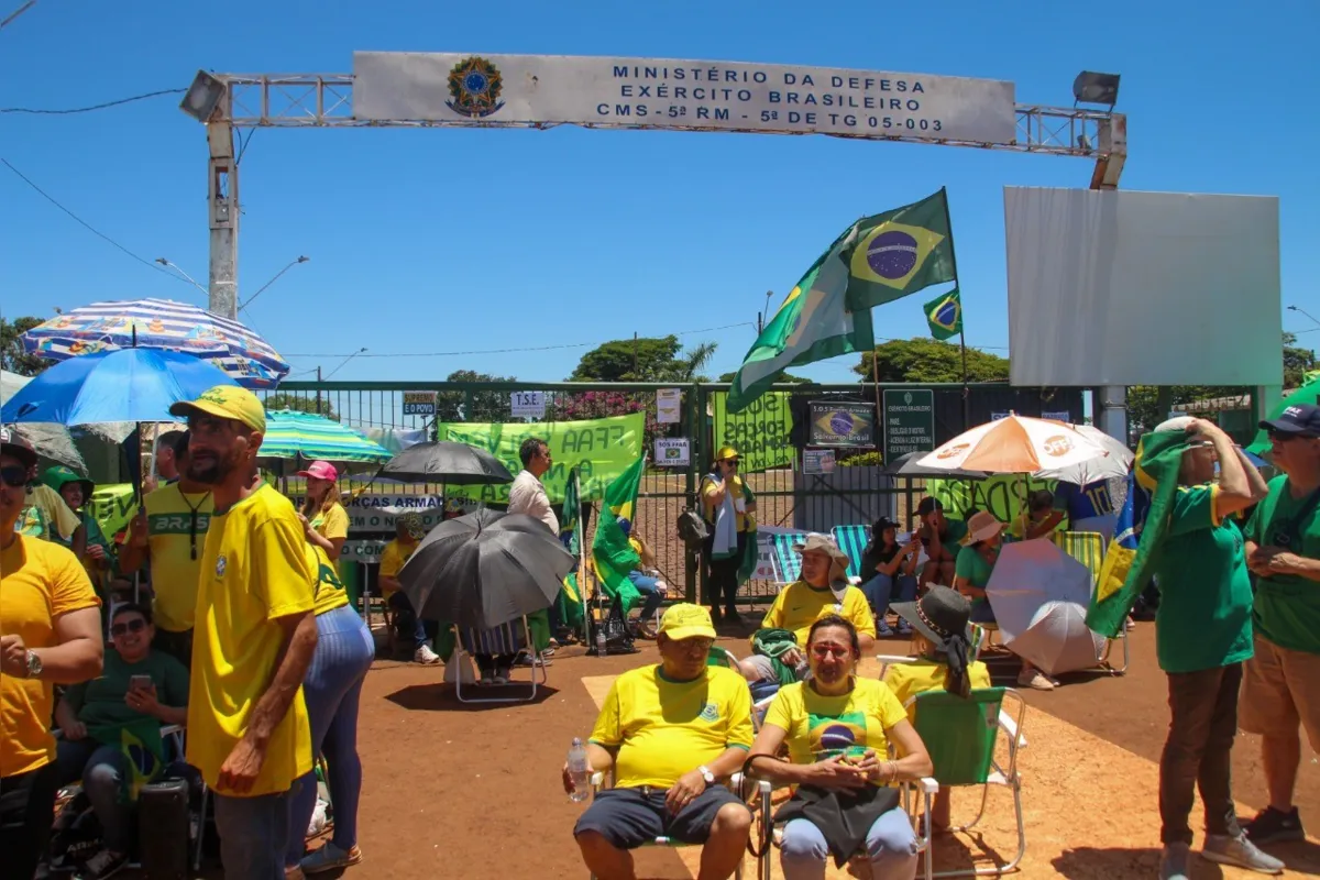 Imagem ilustrativa da imagem Feriado da República é marcado por manifestações