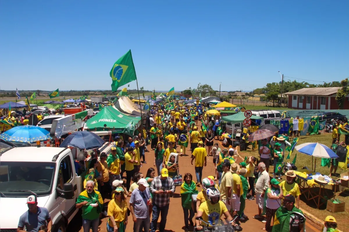 Imagem ilustrativa da imagem Feriado da República é marcado por manifestações