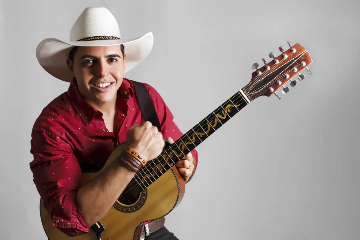 O violeiro Fabiano Assis participa da 1ª Festa Rural do Distrito da Warta que, além de atrações artísticas,  conta com barracas de comidas típicas