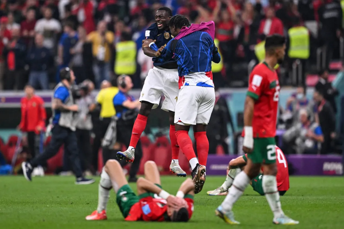 France's players celebrate their victory in the Qatar 2022 World Cup semi-final football match between France and Morocco at the Al-Bayt Stadium in Al Khor, north of Doha on December 14, 2022. (Photo by Kirill KUDRYAVTSEV / AFP)
