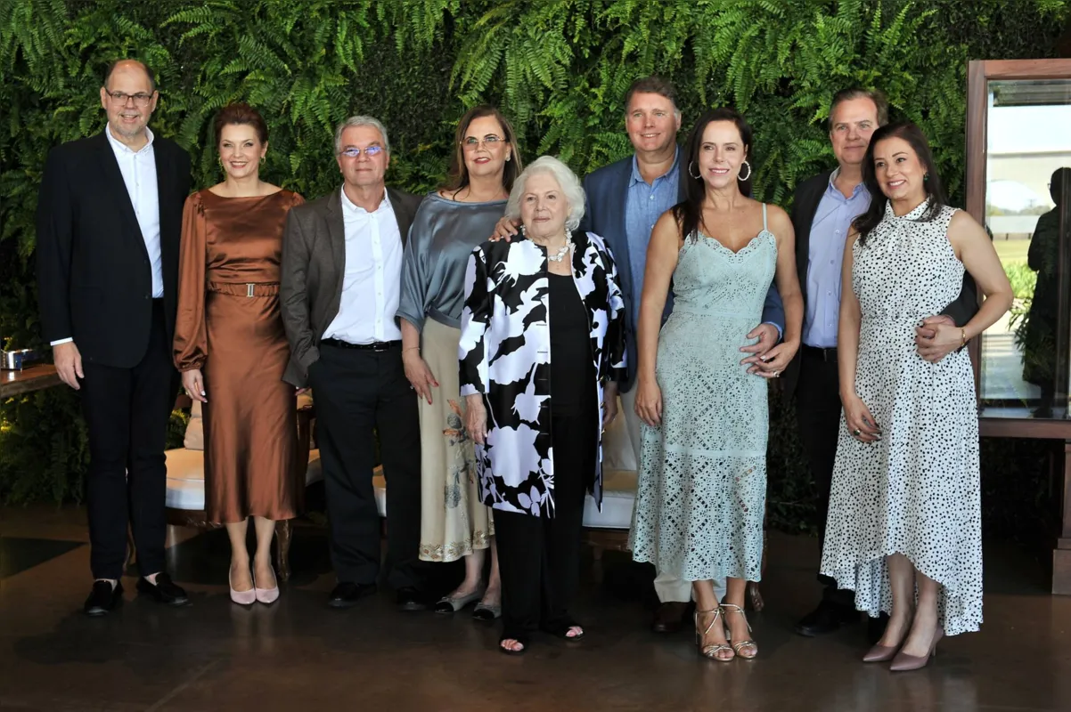 A aniversariante com filhos, noras e genro