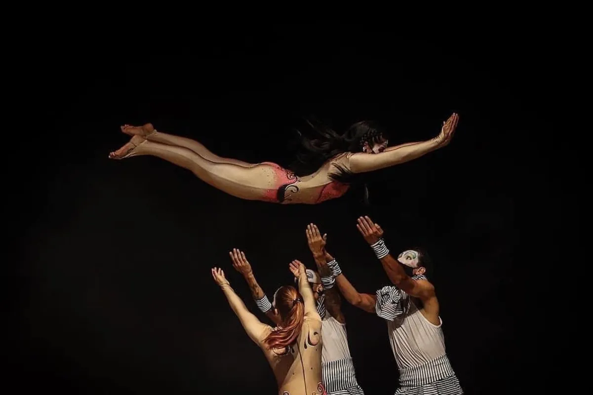 Festival de Circo de Londrina reúne artistas circenses em números variados que vão da acrobacia  à manipulação de objetos