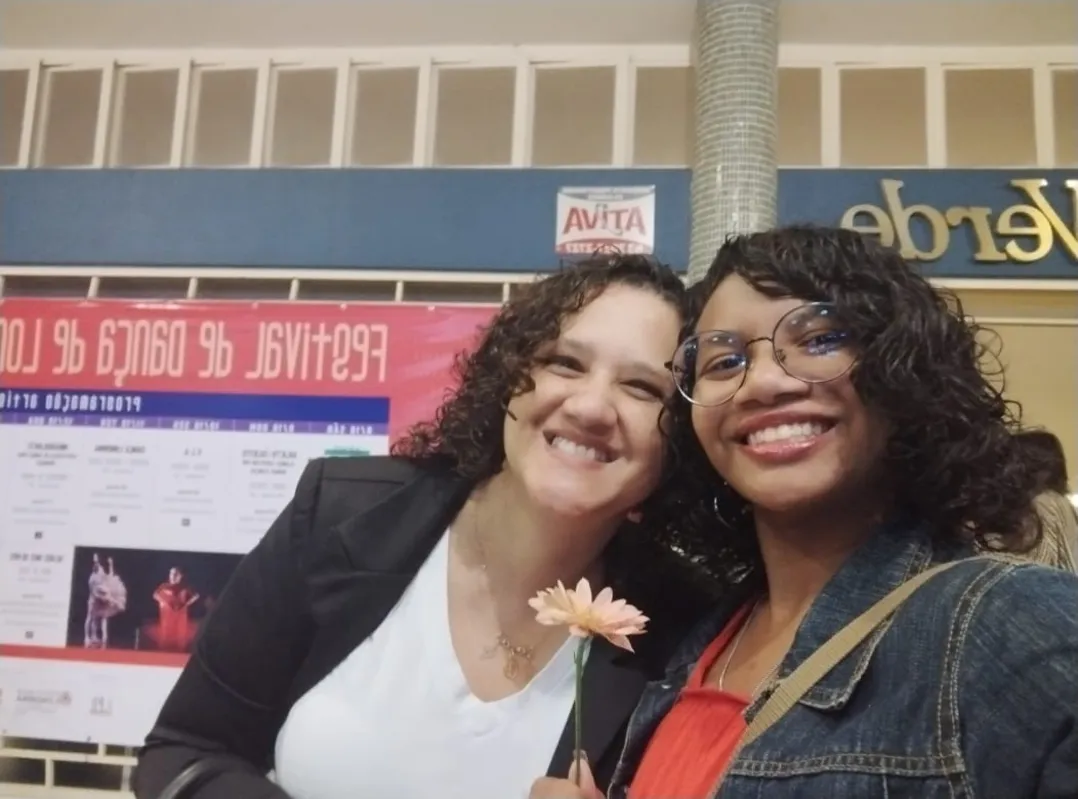 Ana Luiza Barreto com sua mãe Rosângela C. Barreto Silva após o espetáculo 'ou 9 ou 80'