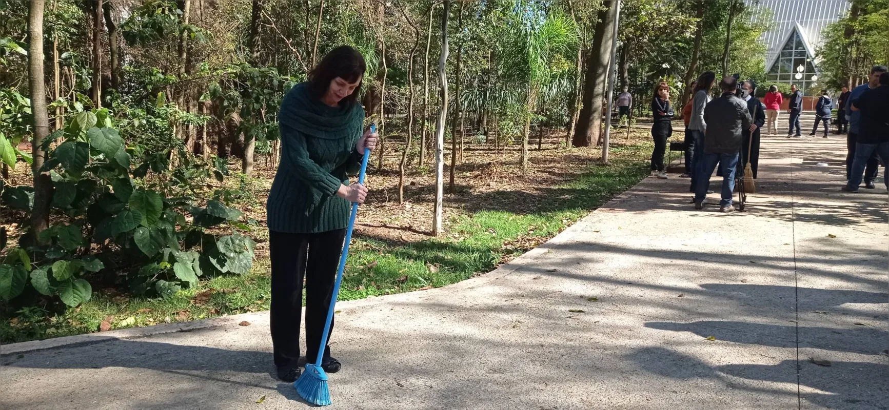 A publicitária Mônica Zenha foi uma das pessoas que foi ao Bosque com uma vassoura