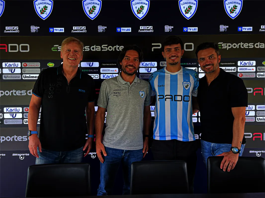 Enzo ao lado de Sérgio Malucelli, do executivo Germano Schweger e do pai no CT da SM Sports