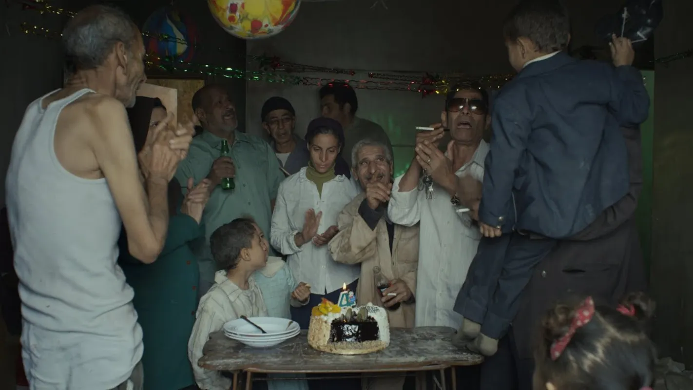 Filme traz a surpreendente história de um pai que se transforma em uma galinha num truque de mágica no aniversário do filho
