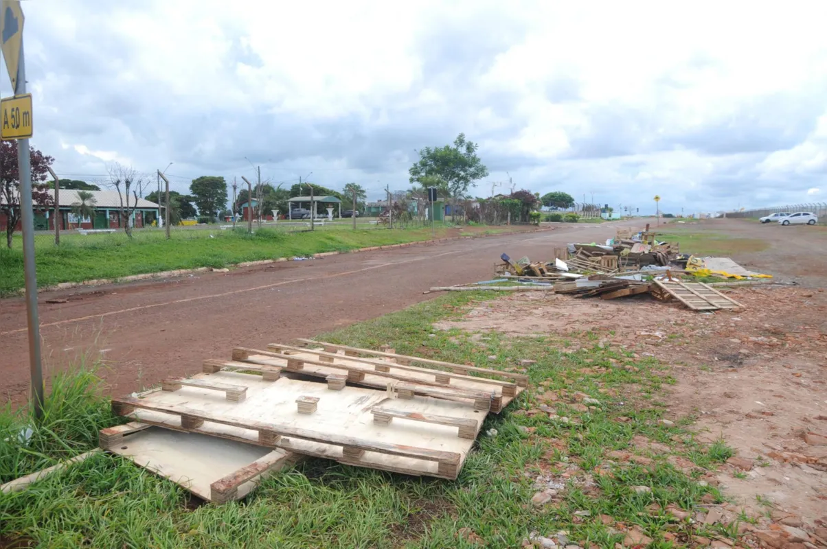Bolsonaristas deixaram muito lixo e entulho após encerrarem acampamento em frente ao Tiro de Guerra, na zona leste