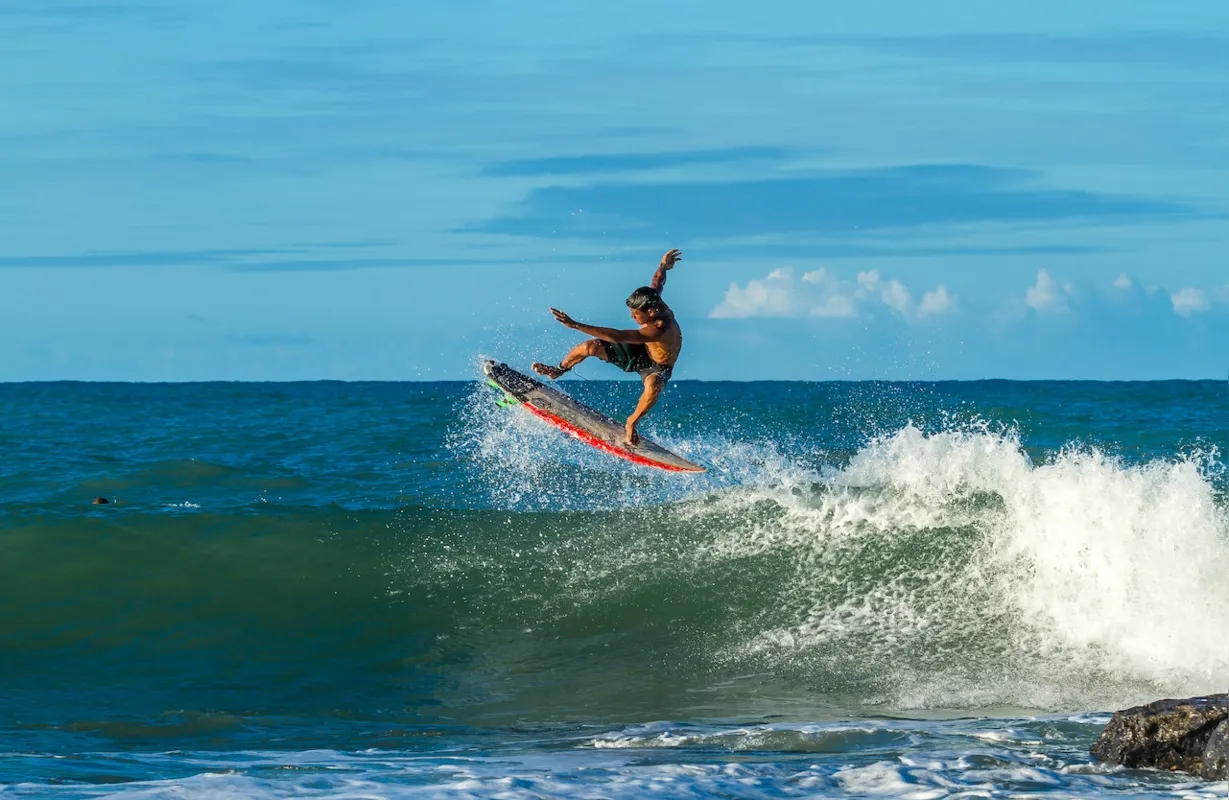 Confira os brasileiros que representam o país no Hurley Sunset em 2023, entenda como funciona a WSL e saiba como apostar!