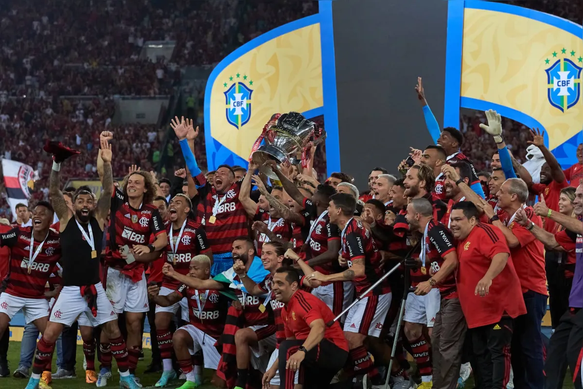 RIO DE JANEIRO, RJ, 19.10.2022 - COPA-BRASIL: Jogadores do Flamengo comemoram o tÃ­tulo da Copa do Brasil 2022 apÃ³s vitÃ³ria nos pÃªnaltis sobre o Corinthians, no MaracanÃ£ (RJ), na noite desta quarta-feira. (Foto: Fernando Salles/W9 PRESS/Folhapress)