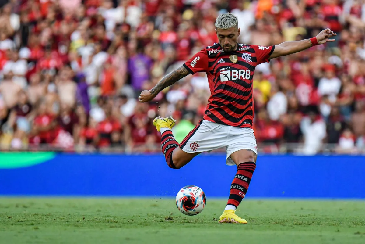 O técnico Vítor Pereira conta com a habilidade de Arrascaeta para levar o Flamengo a mais uma conquista