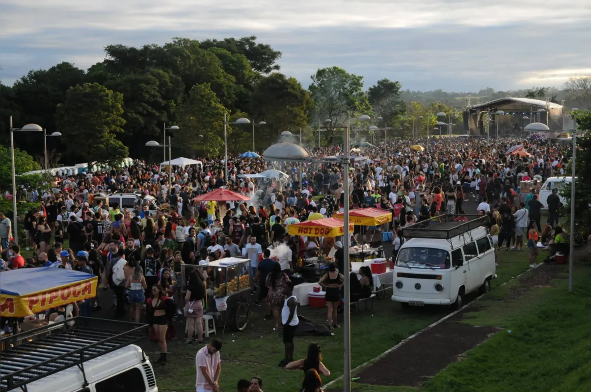 Imagem ilustrativa da imagem Foliões lotam estacionamento do Jardim Botânico em Londrina