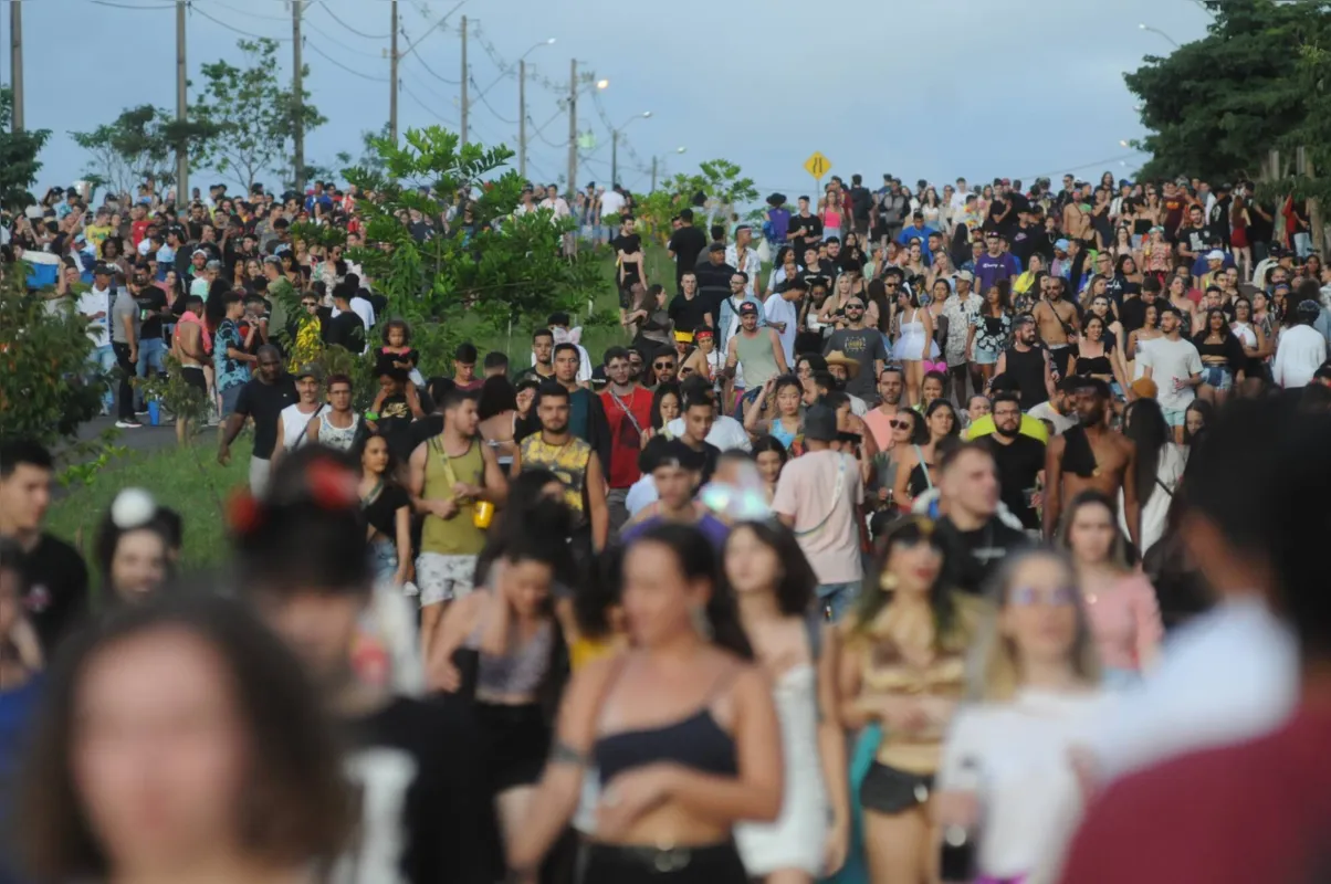 Imagem ilustrativa da imagem Foliões lotam estacionamento do Jardim Botânico em Londrina