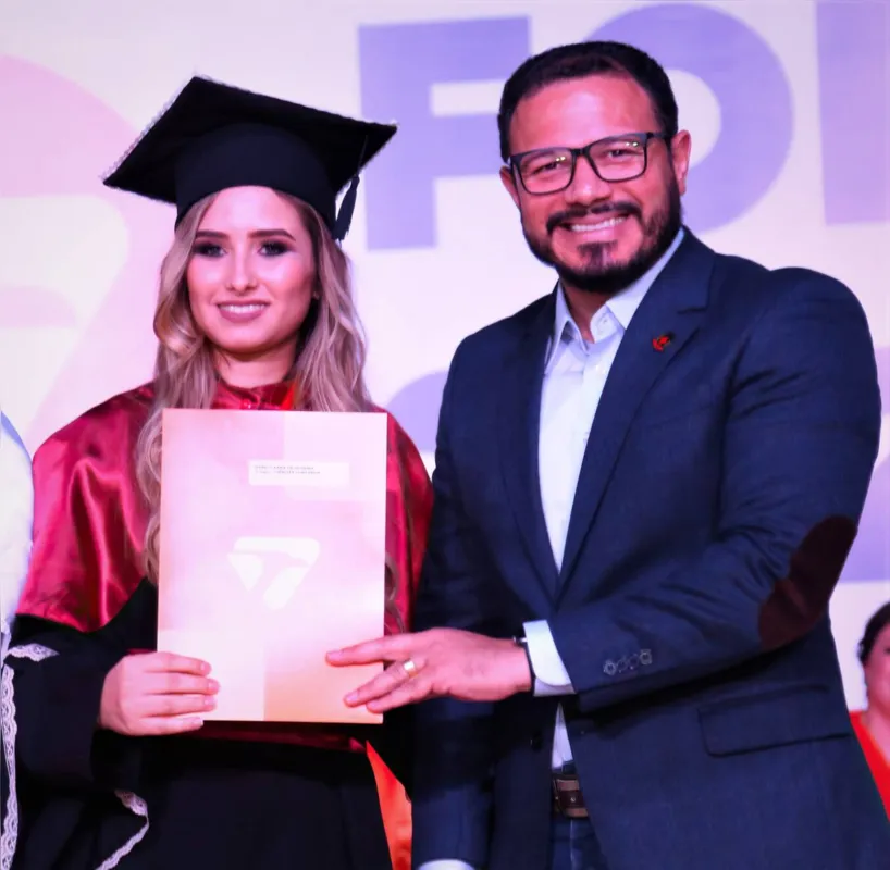 O presidente da Câmara de Londrina, Emanoel Gomes, com a primeira colocada de Ciências Contábeis Isabelly Assis de Oliveira( 95,93 de média geral)