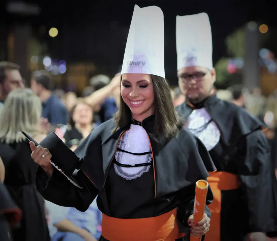 A formanda de gastronomia Gisele Fabiane de Souza no momento da entrada no salão: alegria e comemoração