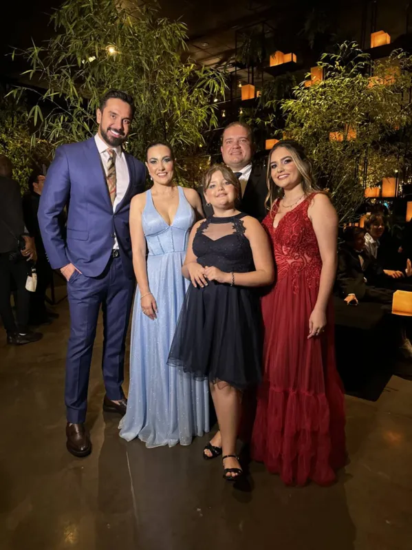 A formanda Julia Maroldi com a família: a cobertura aparece em breve, via “Gente com Nassif”, nos canais do Grupo Folha de Londrina