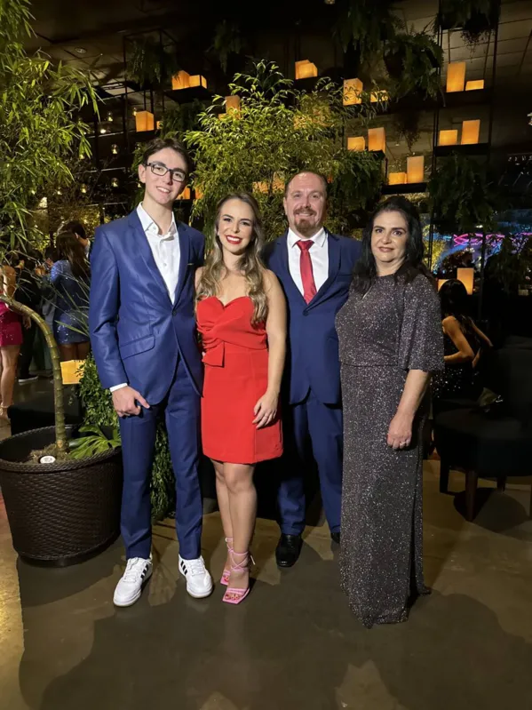 O formando Lucas Martins Pereira com a irmã, Gabriela, e os pais, Josiane e Paulo Antônio