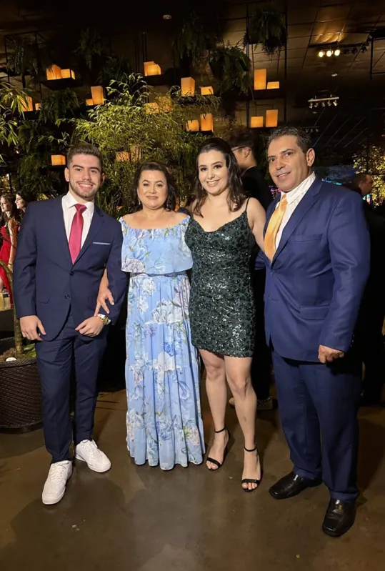 O formando Danilo Stéfano Frasson em família: com a irmã, Carolina, e os pais, Tânia e Stéfano