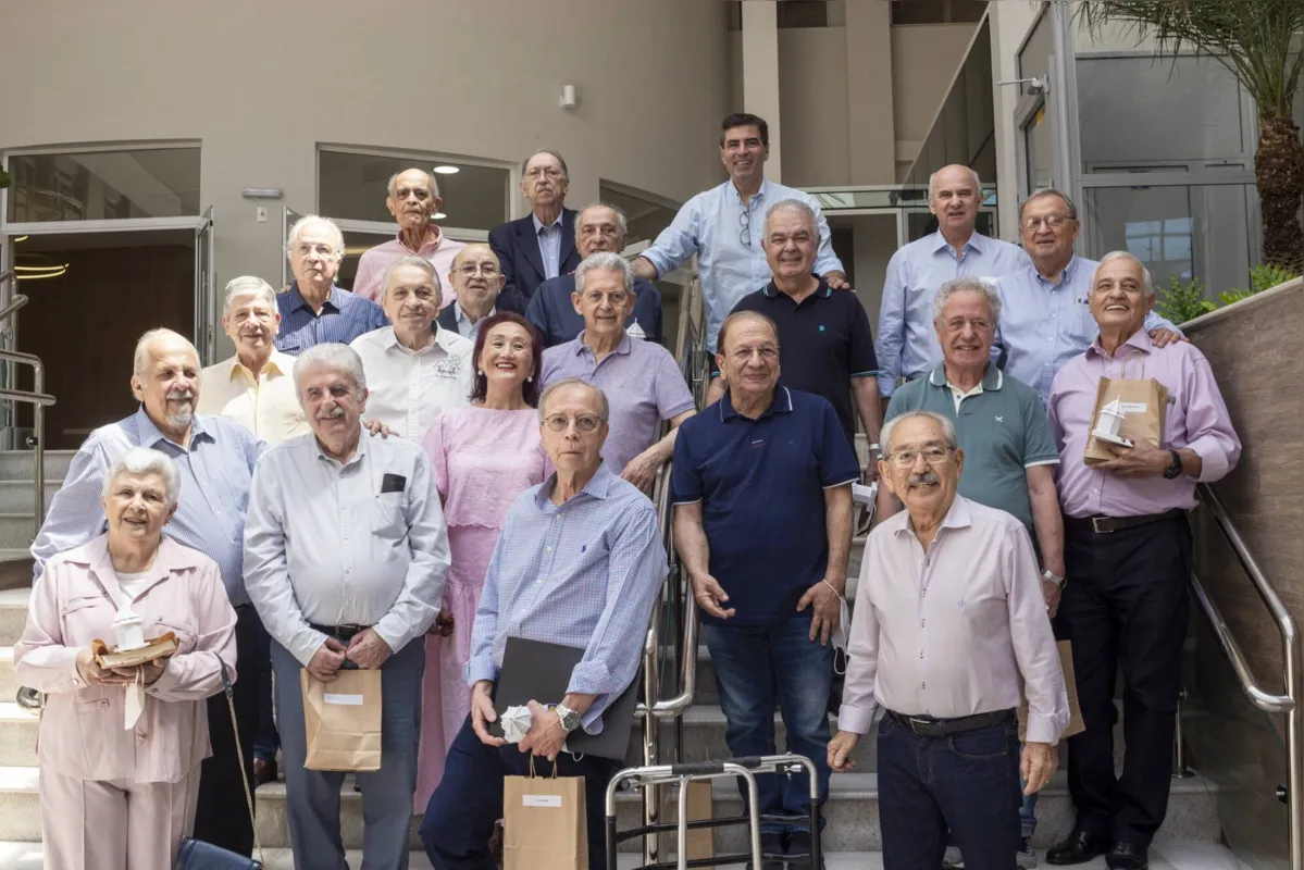 Alunos da 1ª Turma de Medicina da UEL com o prefeito de Londrina Marcelo Belinati