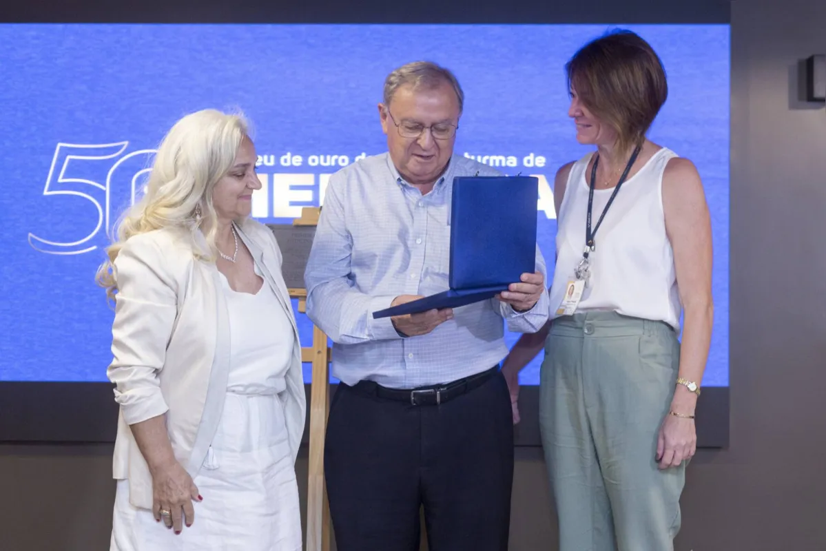 Um dos homenageados da manhã, o Superintendente da ISCAL, Fahd Haddad, entre a  Provedora da ISCAL, Maria Josefa Yabe, e a Gerente Executiva Ana Paula Cantelmo Luz